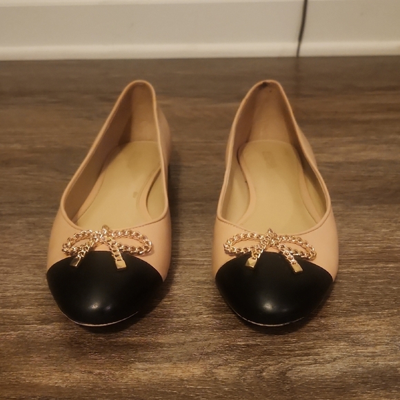Michael Kors Black and Tan Leather Ballet Flats with Gold Bow Size 9.5 - Picture 3 of 13
